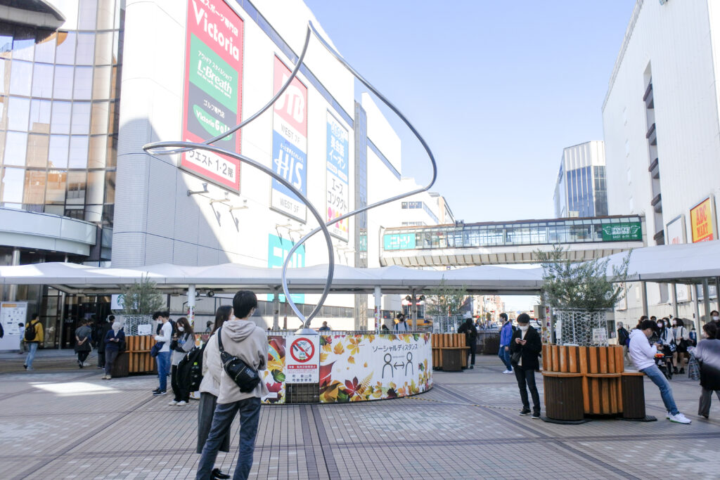 JR町田駅から浄運寺までの徒歩でのアクセス・経路案内(駅前のモニュメント「ぐるぐる」)