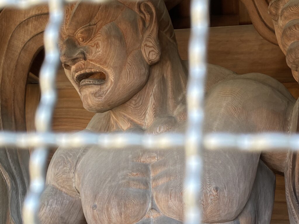 曹洞宗泉龍寺の立像