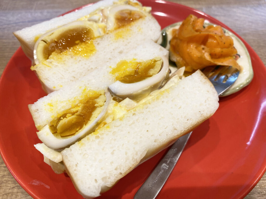 町田 水曜のカフェ 燻製卵サンド